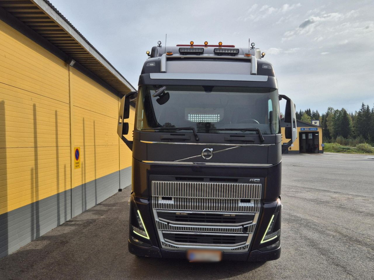 VOLVO FH 750 8x4 / 2 lifted axles / timber truck - Crane truck: picture 5 VOLVO FH 750 8x4 / 2 lifted axles / timber truck - Crane truck: picture 5
