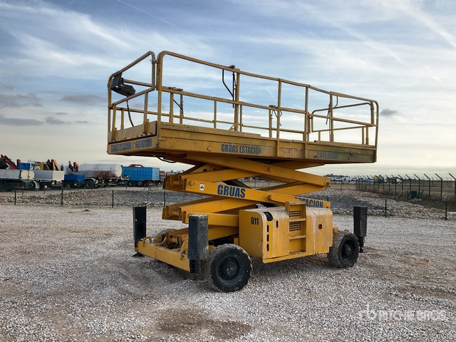 2006 Haulotte H12SXL 4x4 Diesel Scissor Lift - Scissor lift: picture 1 2006 Haulotte H12SXL 4x4 Diesel Scissor Lift - Scissor lift: picture 1