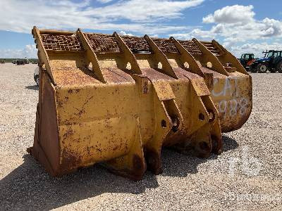 CAT 988B - Bucket: picture 4 CAT 988B - Bucket: picture 4