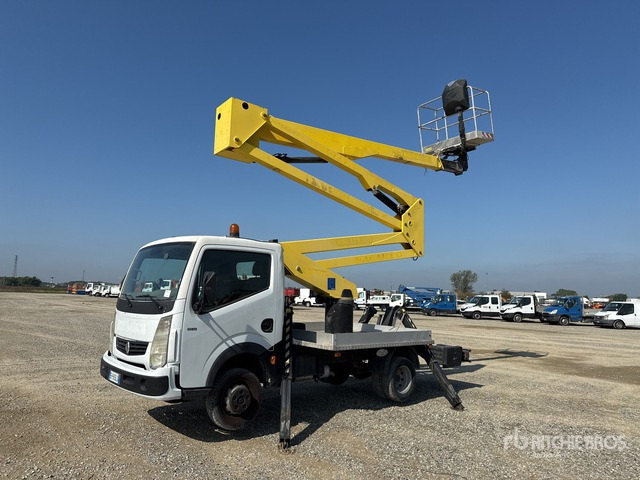 2011 Renault Maxity 110Dxi 2011 Socage DA320 20 m on Bucket Truck - Truck mounted aerial platform: picture 2 2011 Renault Maxity 110Dxi 2011 Socage DA320 20 m on Bucket Truck - Truck mounted aerial platform: picture 2