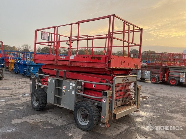 2015 Skyjack SJ8841 4x4 Diesel Scissor Lift - Scissor lift: picture 3 2015 Skyjack SJ8841 4x4 Diesel Scissor Lift - Scissor lift: picture 3
