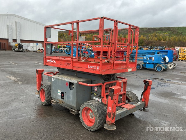2016 Skyjack SJ6832 RT 4x4 Diesel Scissor Lift - Scissor lift: picture 4 2016 Skyjack SJ6832 RT 4x4 Diesel Scissor Lift - Scissor lift: picture 4