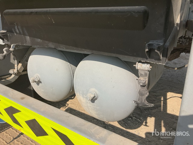 2005 Volvo FM12-380 6x4 T/A Dump Truck - Tipper: picture 4 2005 Volvo FM12-380 6x4 T/A Dump Truck - Tipper: picture 4