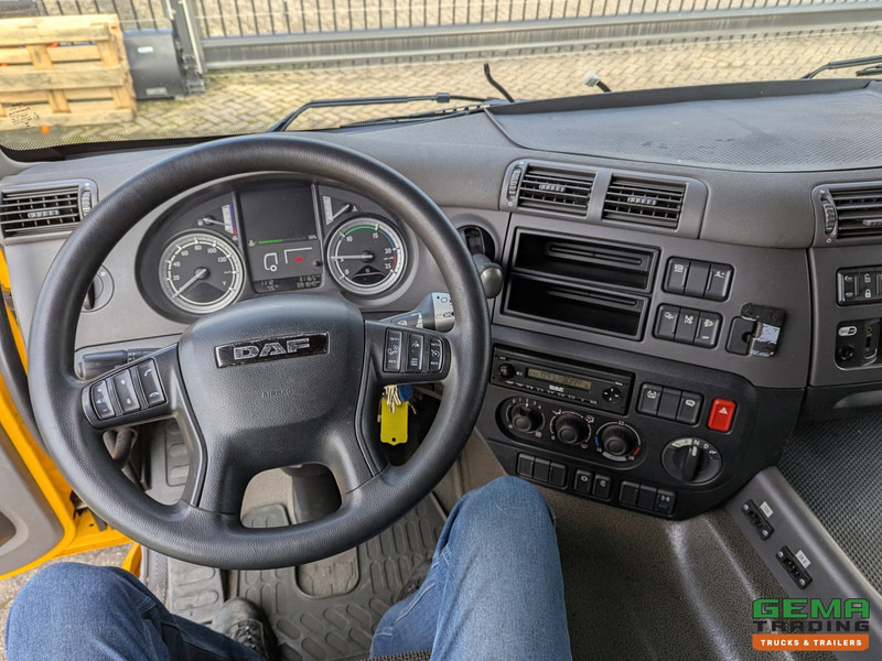 Interior photo 3: Tractor unit DAF CF 400 FT 4x2 Spacecab Euro6 - ADR - Retarder - Standairco - PTO Prep - Alcoa's - 12/2025APK