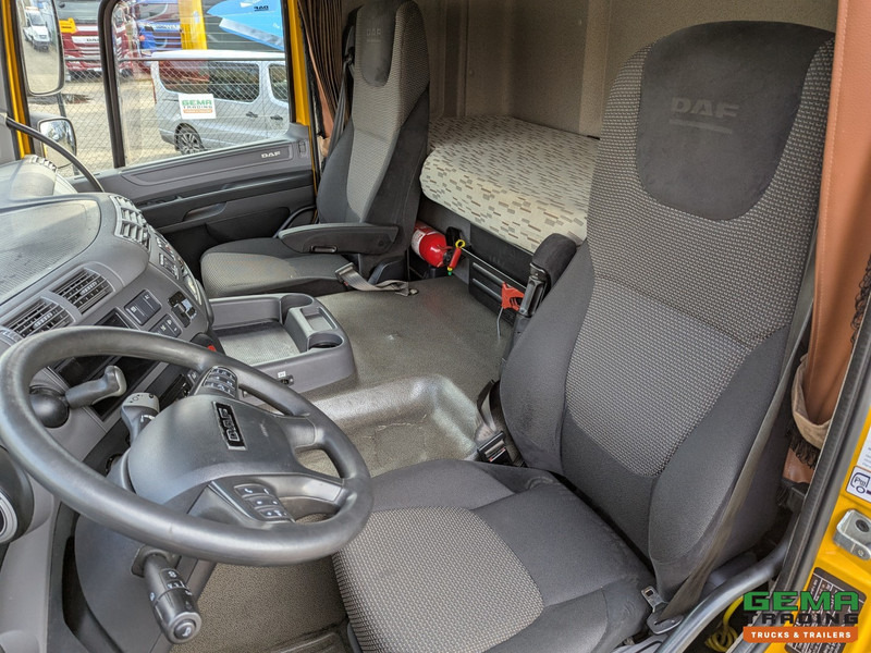 Interior photo 2: Tractor unit DAF CF 400 FT 4x2 Spacecab Euro6 - ADR - Retarder - Standairco - PTO Prep - Alcoa's - 12/2025APK