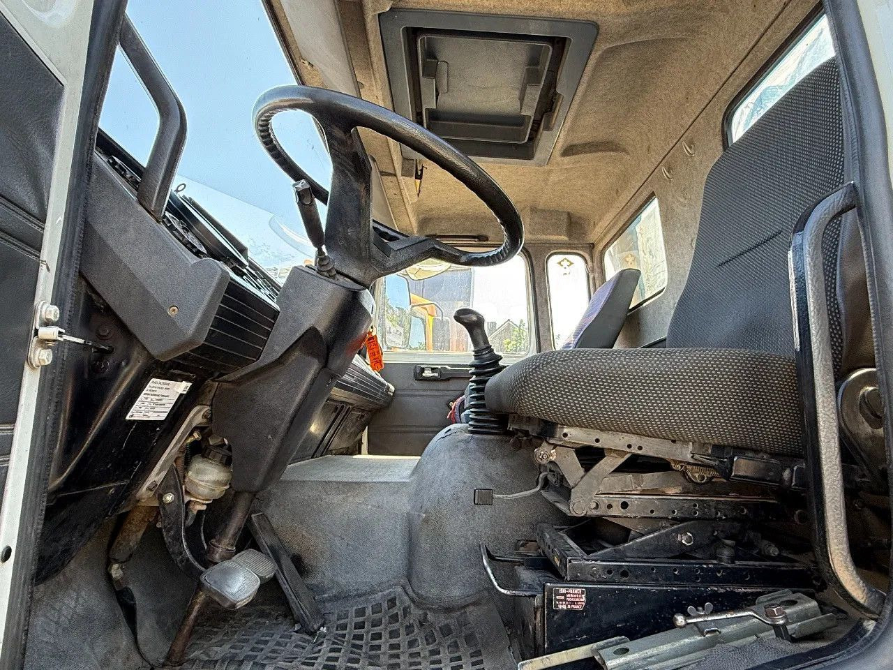 Tipper Renault G230 4X2 Tipper Spring/Spring Manual Gearbox: picture 11