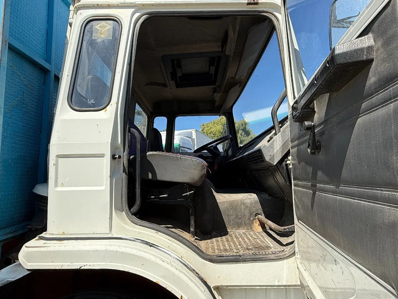 Tipper Renault G230 4X2 Tipper Spring/Spring Manual Gearbox: picture 17