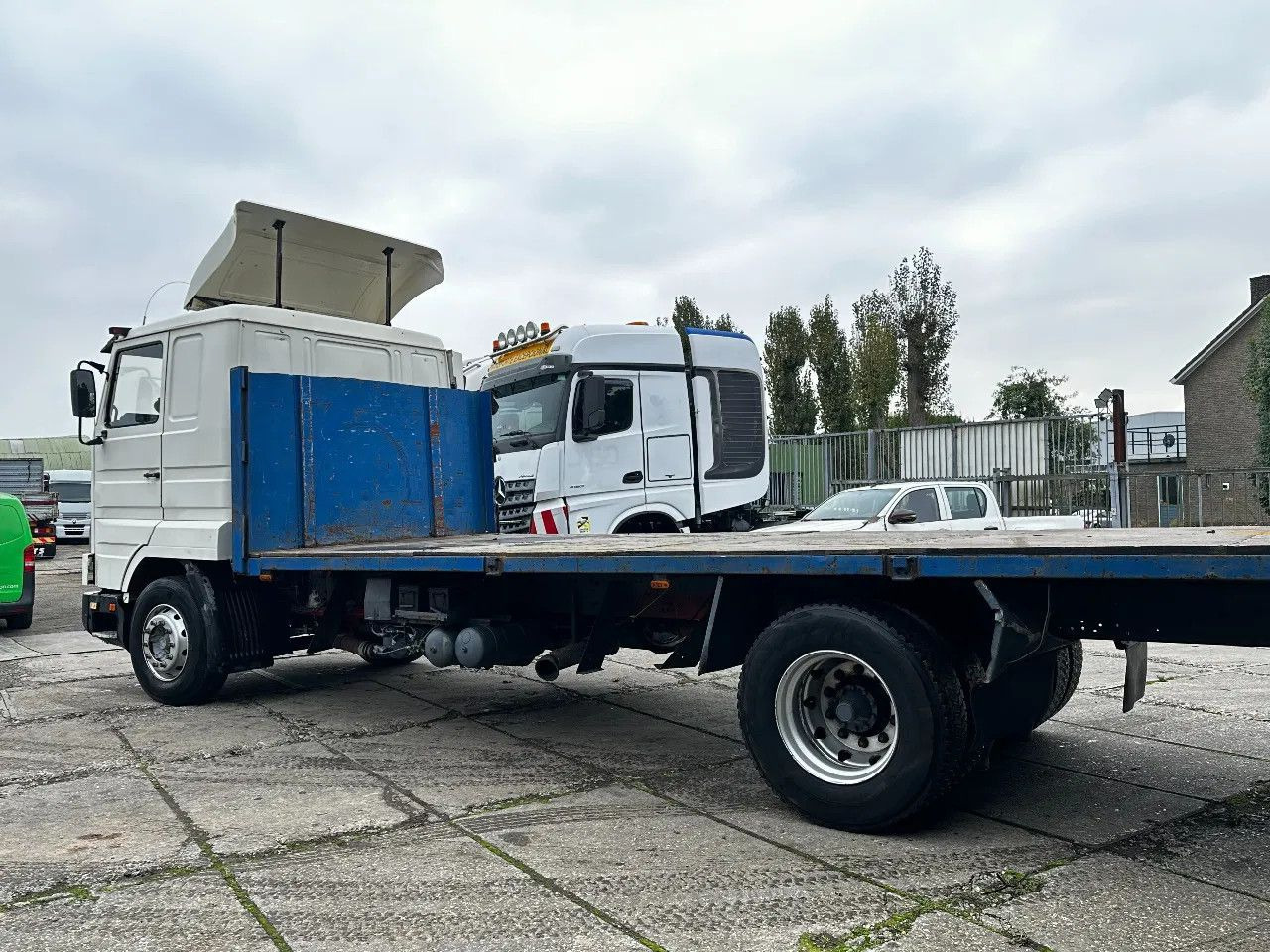 Scania P113-360 4X2 Platform Manual Gear Retarder Scania P113-360 4X2 Platform Manual Gear Retarder - Dropside/ Flatbed truck: picture 3 Scania P113-360 4X2 Platform Manual Gear Retarder Scania P113-360 4X2 Platform Manual Gear Retarder - Dropside/ Flatbed truck: picture 3
