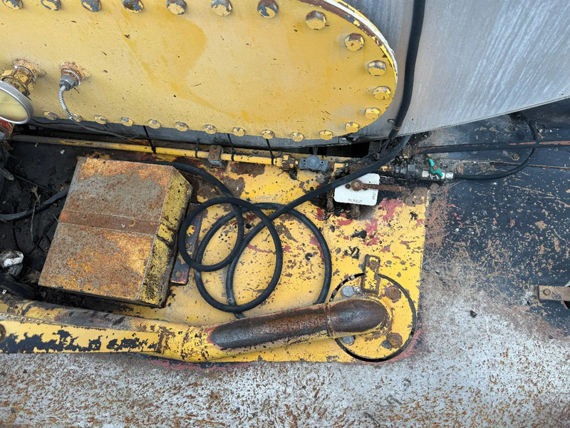 Truck for transportation of bitumen Renault G260 4X2 ACMAR Bitumen Sprayer 10.000L Spring/Spring Manual Gear: picture 16