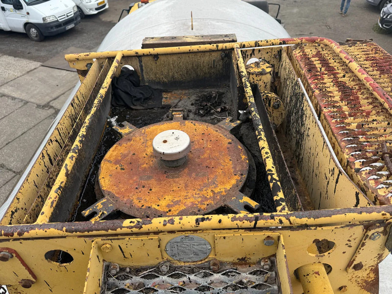 Truck for transportation of bitumen Renault G260 4X2 ACMAR Bitumen Sprayer 10.000L Spring/Spring Manual Gear: picture 13