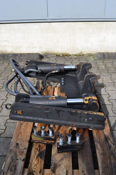 Stabau Fork carriage mounted hydraulic hook/retainer - Attachment for Material handling equipment: picture 1 Stabau Fork carriage mounted hydraulic hook/retainer - Attachment for Material handling equipment: picture 1