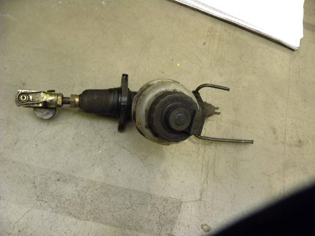 Brake fluid reservoir w. Pump Model: EFG 318 - Brake parts for Material handling equipment: picture 1 Brake fluid reservoir w. Pump Model: EFG 318 - Brake parts for Material handling equipment: picture 1