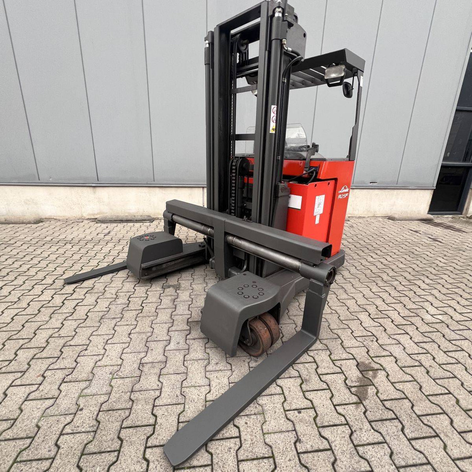 Linde R25F - 4-way reach truck: picture 4 Linde R25F - 4-way reach truck: picture 4