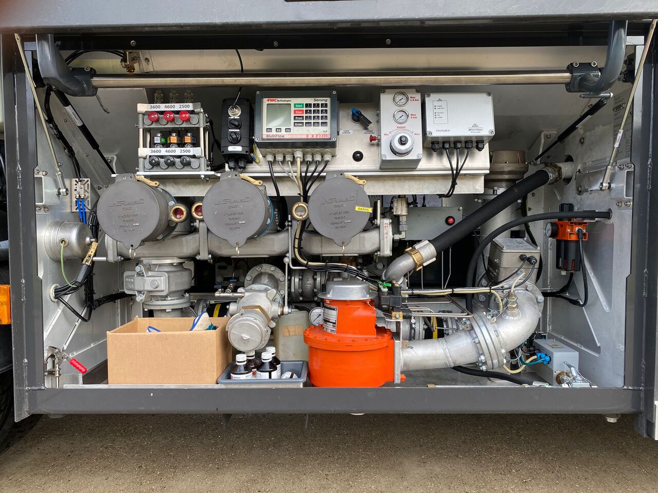 Tank truck VOLVO FL: picture 11 Tank truck VOLVO FL: picture 11