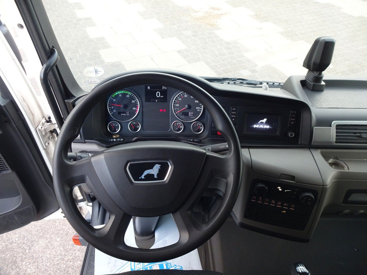Interior photo 2: New Box truck MAN TGL 8.190, Koffer, LBW, Klima, Luft. Tempomat