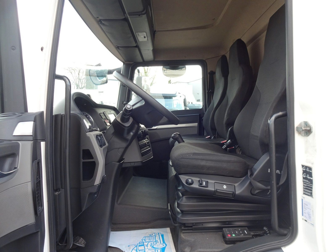 Interior photo 1: New Box truck MAN TGL 8.190, Koffer, LBW, Klima, Luft. Tempomat