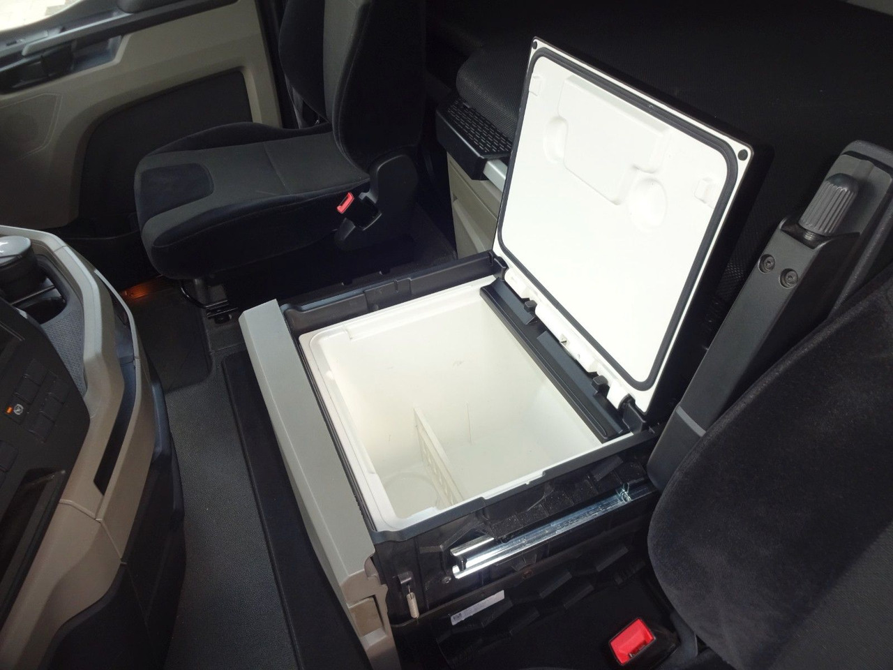 Leasing of MAN TGX 18.470, XLX, LL SA, Retarder, ACC, 2 x Tank MAN TGX 18.470, XLX, LL SA, Retarder, ACC, 2 x Tank: picture 17 Leasing of MAN TGX 18.470, XLX, LL SA, Retarder, ACC, 2 x Tank MAN TGX 18.470, XLX, LL SA, Retarder, ACC, 2 x Tank: picture 17