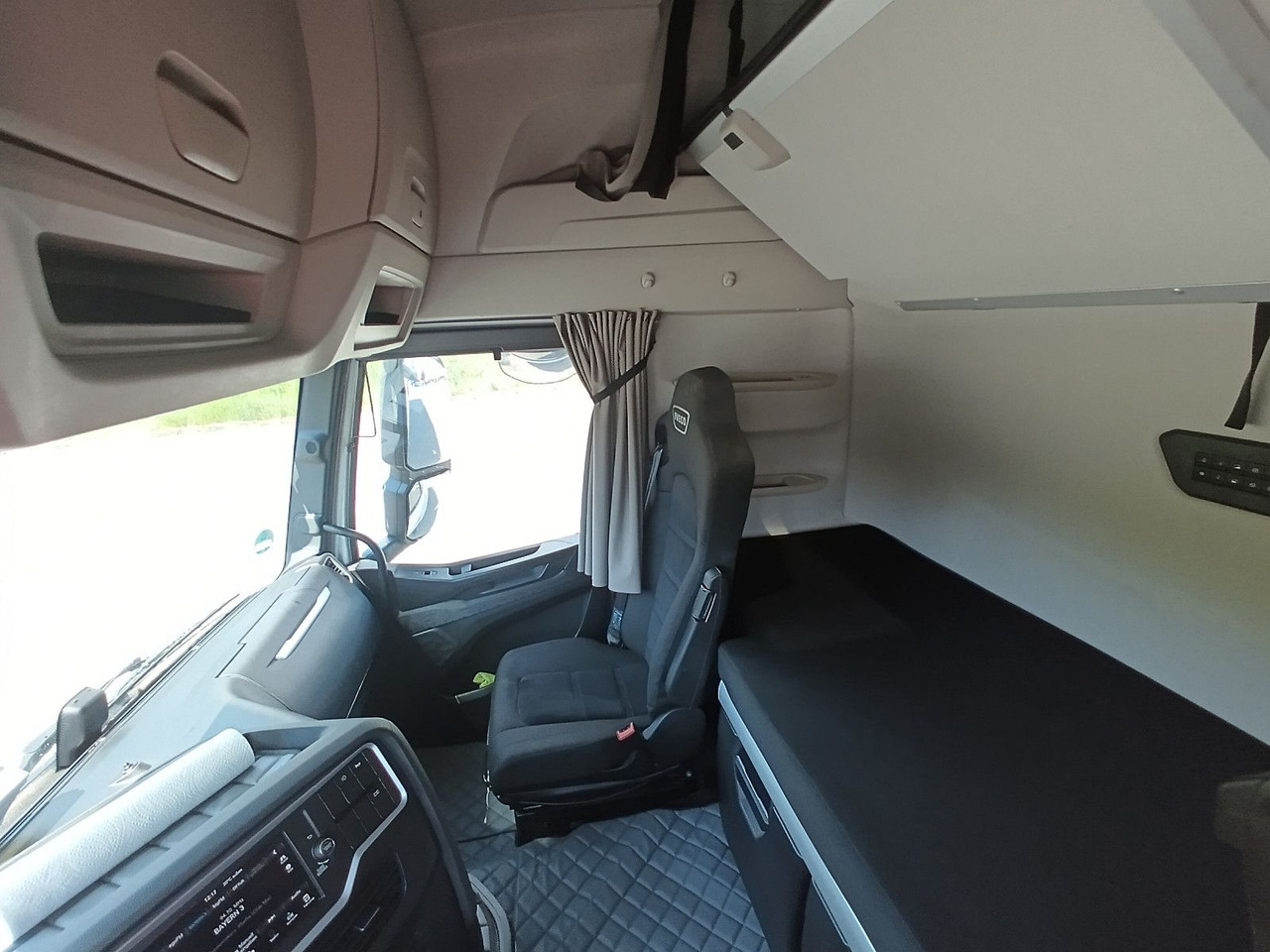 Tractor unit Iveco S-WAY AS440 P490 INTARDERSpoilerStandklima 2xTan: picture 12