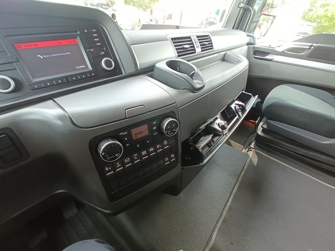 Tractor unit MAN TGX 18:440 BLS INTARDER Vollspoiler Reifen70-90% MAN TGX 18:440 BLS INTARDER Vollspoiler Reifen70-90%: picture 10 Tractor unit MAN TGX 18:440 BLS INTARDER Vollspoiler Reifen70-90% MAN TGX 18:440 BLS INTARDER Vollspoiler Reifen70-90%: picture 10