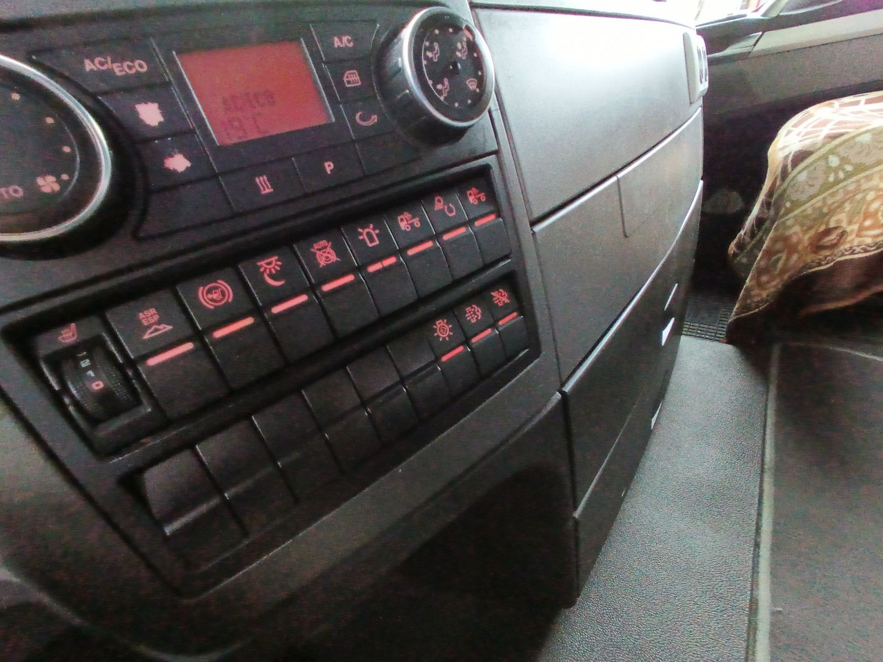 Tractor unit MAN TGX 18:440 BLS INTARDER Vollspoiler Reifen70-90% MAN TGX 18:440 BLS INTARDER Vollspoiler Reifen70-90%: picture 12 Tractor unit MAN TGX 18:440 BLS INTARDER Vollspoiler Reifen70-90% MAN TGX 18:440 BLS INTARDER Vollspoiler Reifen70-90%: picture 12