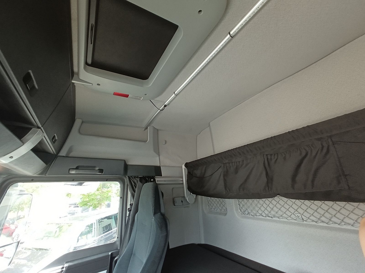 Tractor unit MAN TGX 18:440 BLS INTARDER Vollspoiler Reifen70-90% MAN TGX 18:440 BLS INTARDER Vollspoiler Reifen70-90%: picture 13 Tractor unit MAN TGX 18:440 BLS INTARDER Vollspoiler Reifen70-90% MAN TGX 18:440 BLS INTARDER Vollspoiler Reifen70-90%: picture 13