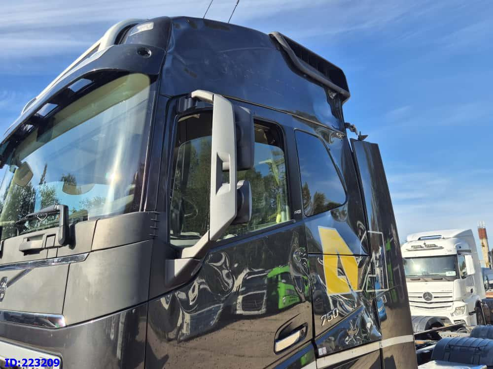 Cab chassis truck VOLVO FH16 750HP 8x4 Steering axle: picture 10