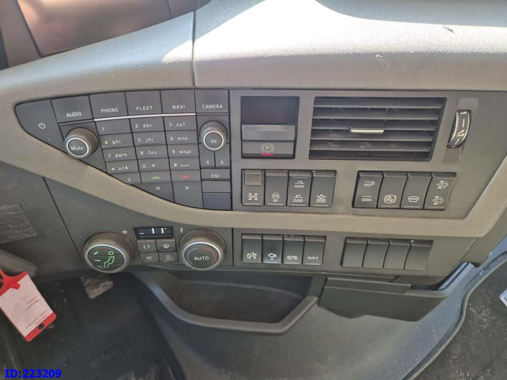 Cab chassis truck VOLVO FH16 750HP 8x4 Steering axle: picture 16