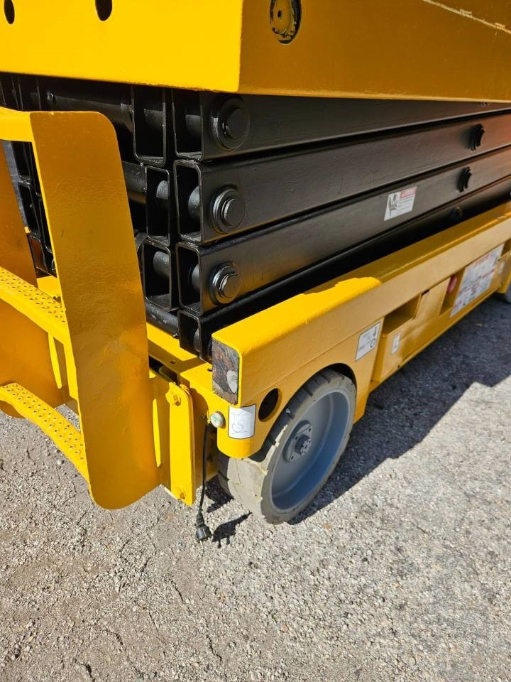 Haulotte Compact 10 N  - Scissor lift: picture 3 Haulotte Compact 10 N  - Scissor lift: picture 3