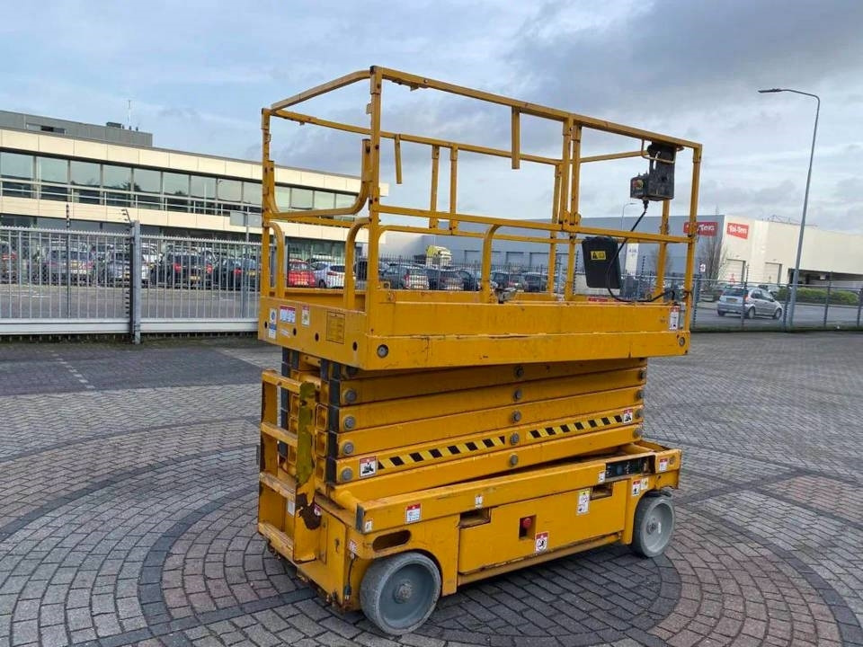Haulotte Compact 14 - Scissor lift: picture 2 Haulotte Compact 14 - Scissor lift: picture 2