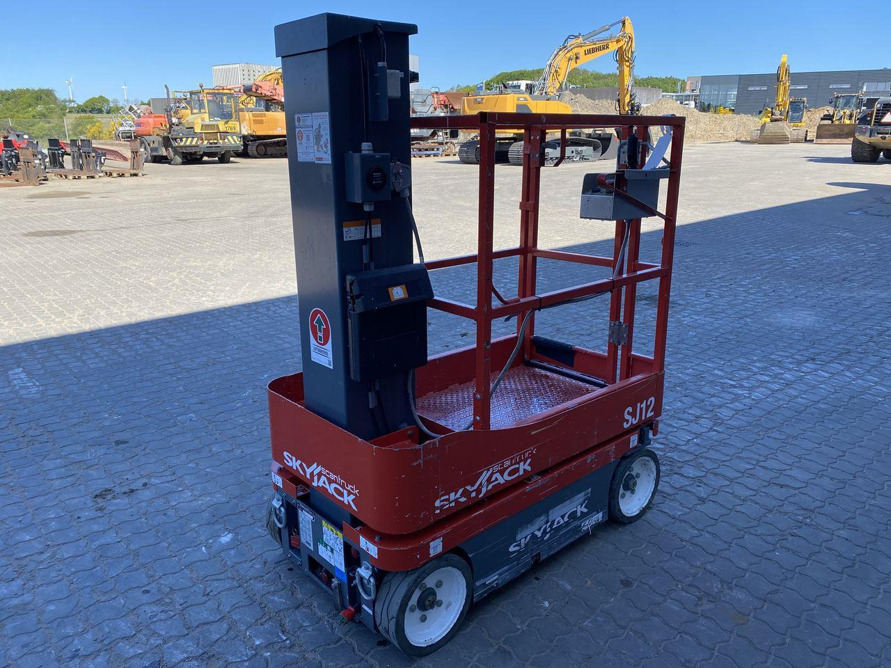Skyjack SJ12 - Vertical mast lift: picture 4 Skyjack SJ12 - Vertical mast lift: picture 4