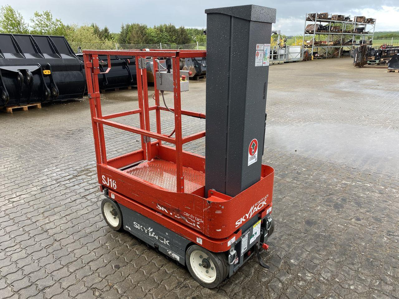 Skyjack SJ16 - Vertical mast lift: picture 5 Skyjack SJ16 - Vertical mast lift: picture 5