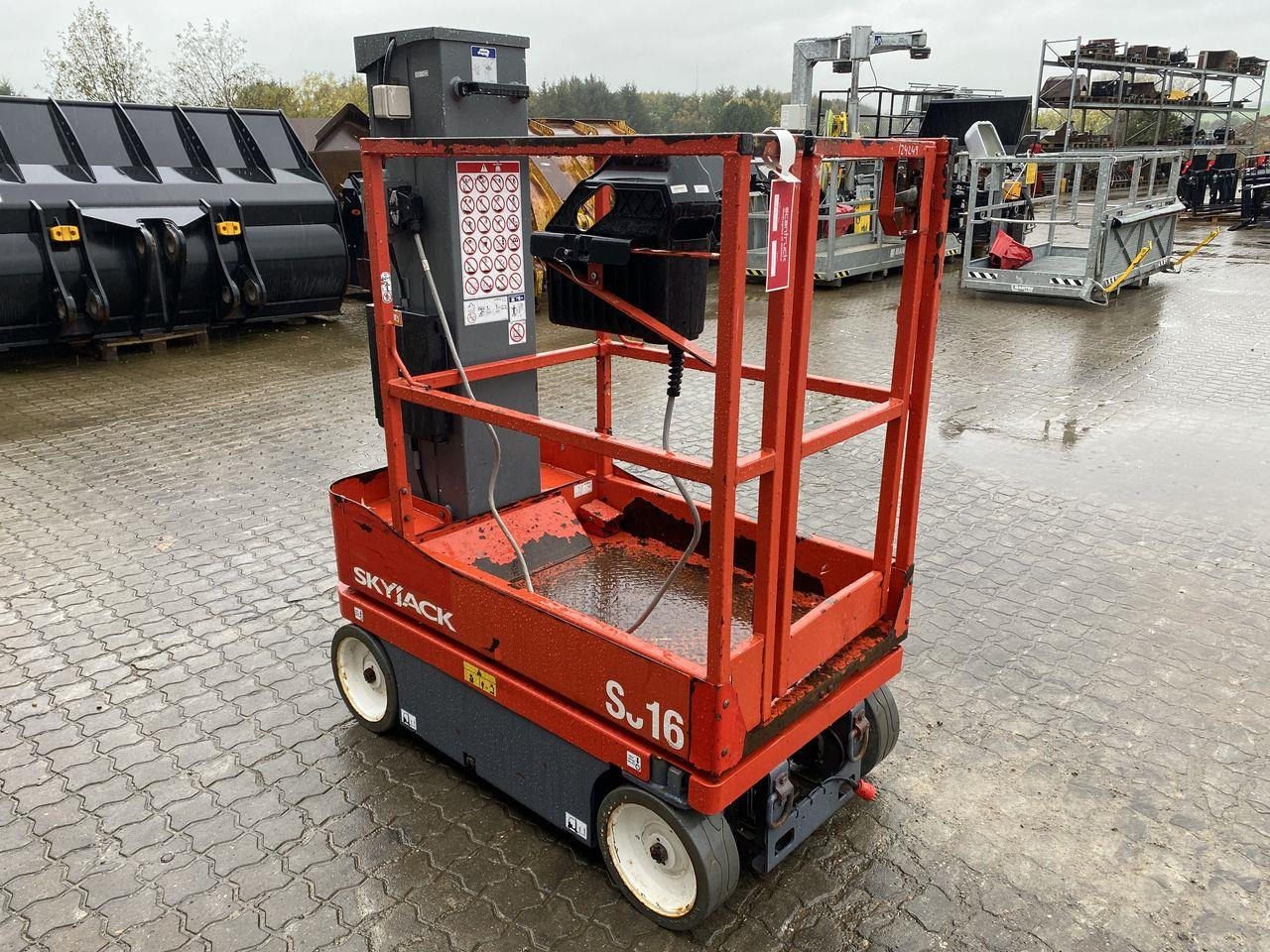 Skyjack SJ16 - Vertical mast lift: picture 5 Skyjack SJ16 - Vertical mast lift: picture 5