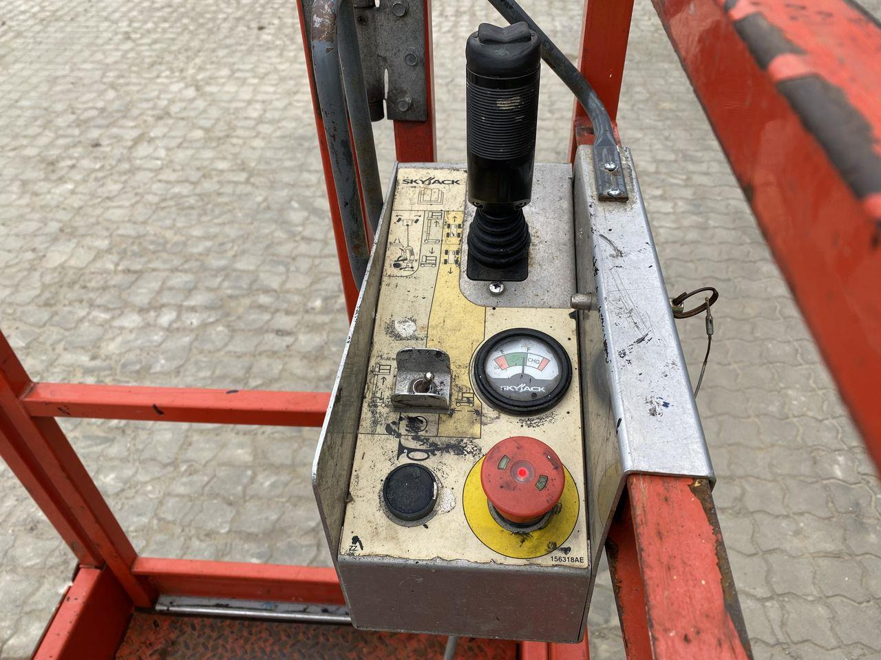 Skyjack SJ16 - Vertical mast lift: picture 3 Skyjack SJ16 - Vertical mast lift: picture 3