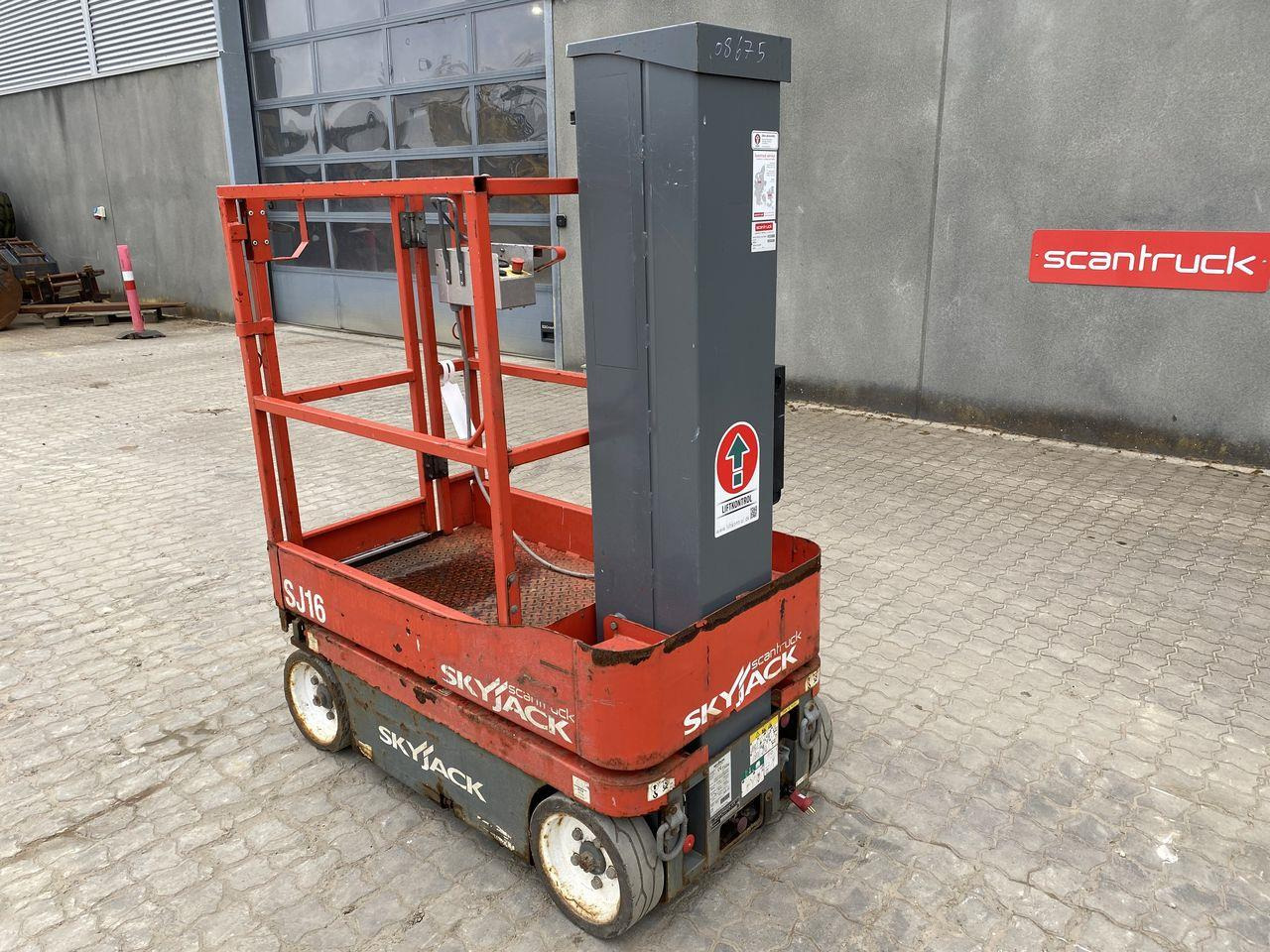 Skyjack SJ16 - Vertical mast lift: picture 2 Skyjack SJ16 - Vertical mast lift: picture 2