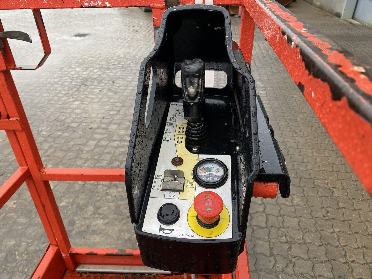 Skyjack SJ16 - Vertical mast lift: picture 3 Skyjack SJ16 - Vertical mast lift: picture 3