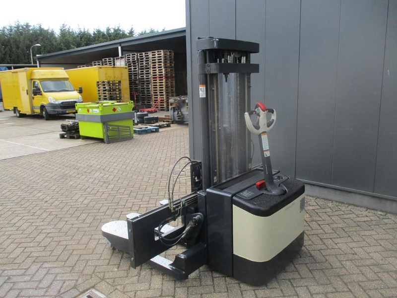 Crown WS2300-1.8TT-4W-4415 - Stacker: picture 3 Crown WS2300-1.8TT-4W-4415 - Stacker: picture 3