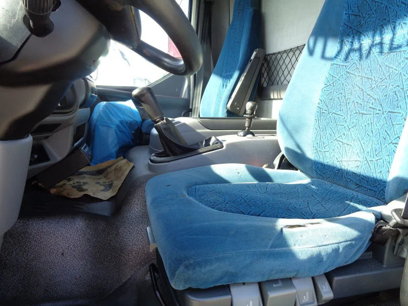 DAF LF55.180 + MANUAL + LIFT - Curtainsider truck: picture 5 DAF LF55.180 + MANUAL + LIFT - Curtainsider truck: picture 5