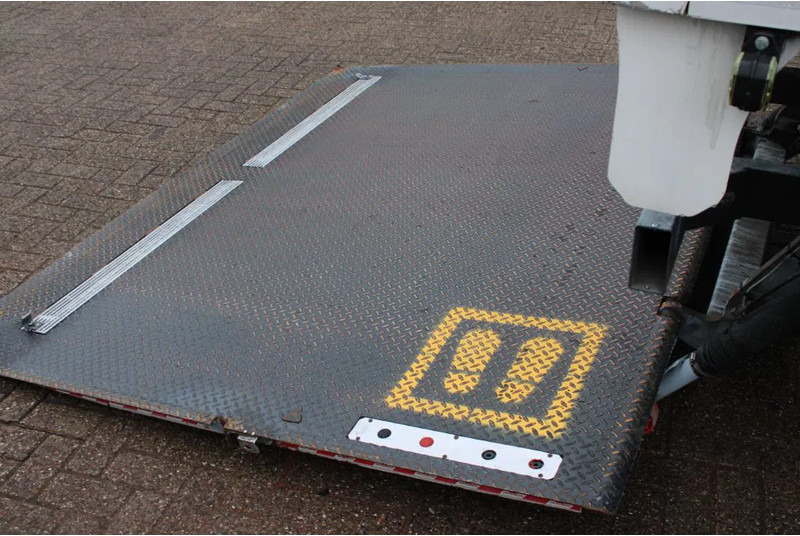 Box truck Mercedes-Benz Actros 1927 + EURO 6 + LIFT: picture 11