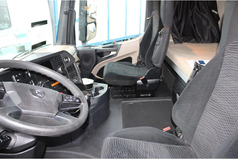 Interior photo 1: Box truck Mercedes-Benz Actros 1927 + EURO 6 + LIFT