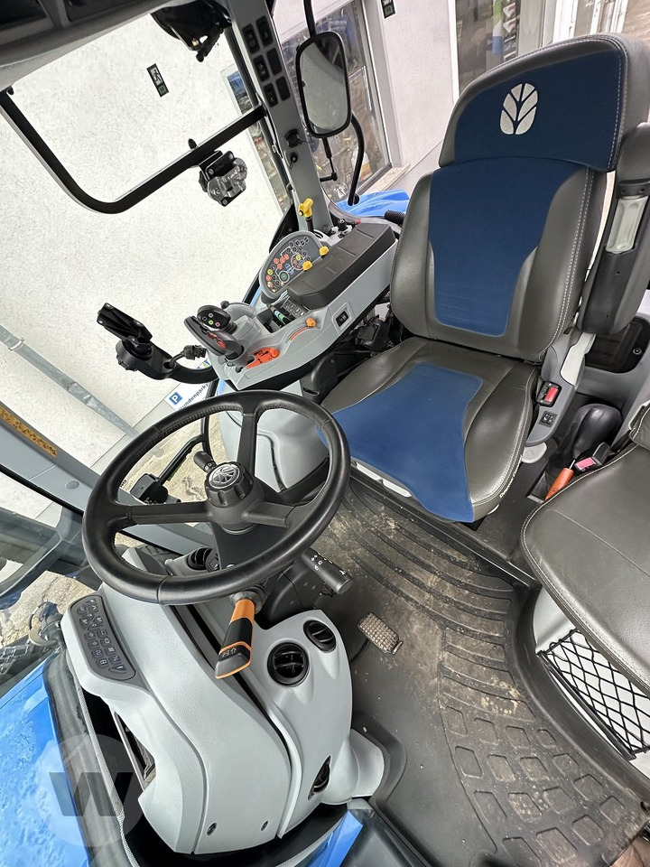 Farm tractor New Holland T 6.145 DC: picture 7