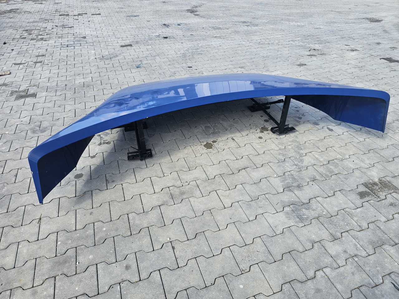 RENAULT RANGE T460 T480 T520 / ROOF SPOILER - Aerodynamics/ Spoiler: picture 4 RENAULT RANGE T460 T480 T520 / ROOF SPOILER - Aerodynamics/ Spoiler: picture 4