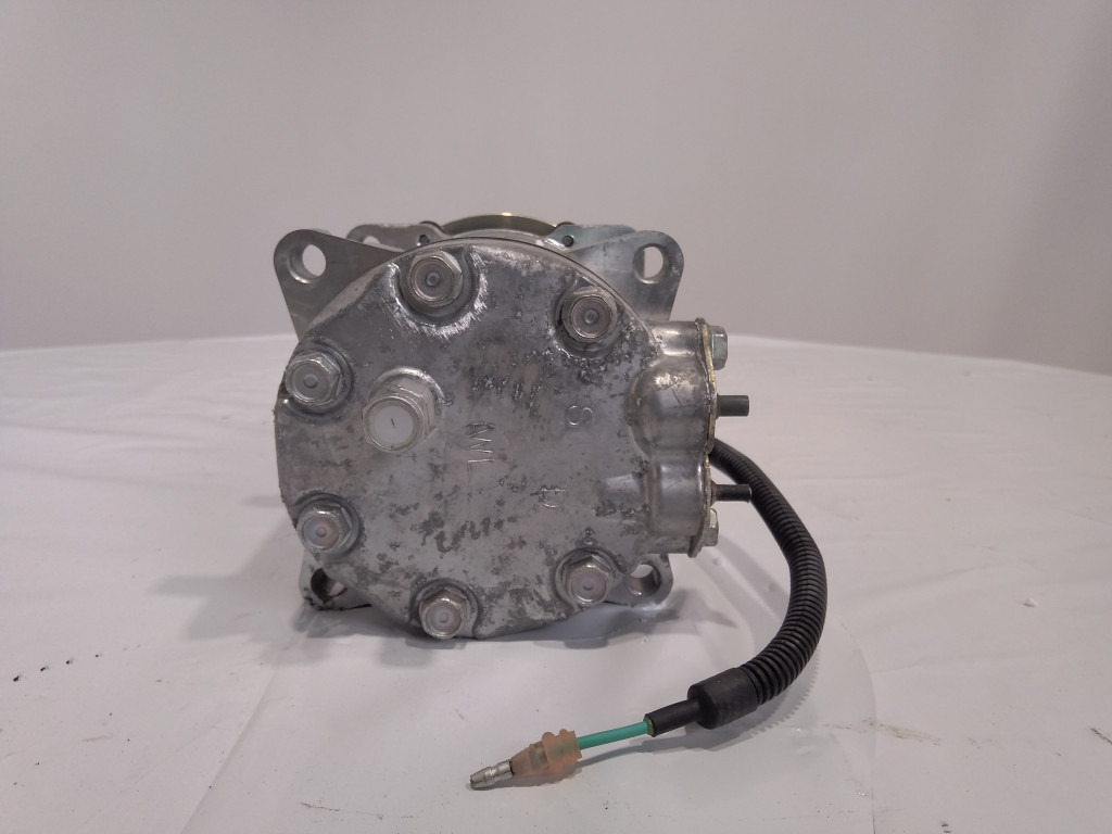 Hitachi 4388086 - A/C compressor for Construction machinery: picture 2 Hitachi 4388086 - A/C compressor for Construction machinery: picture 2