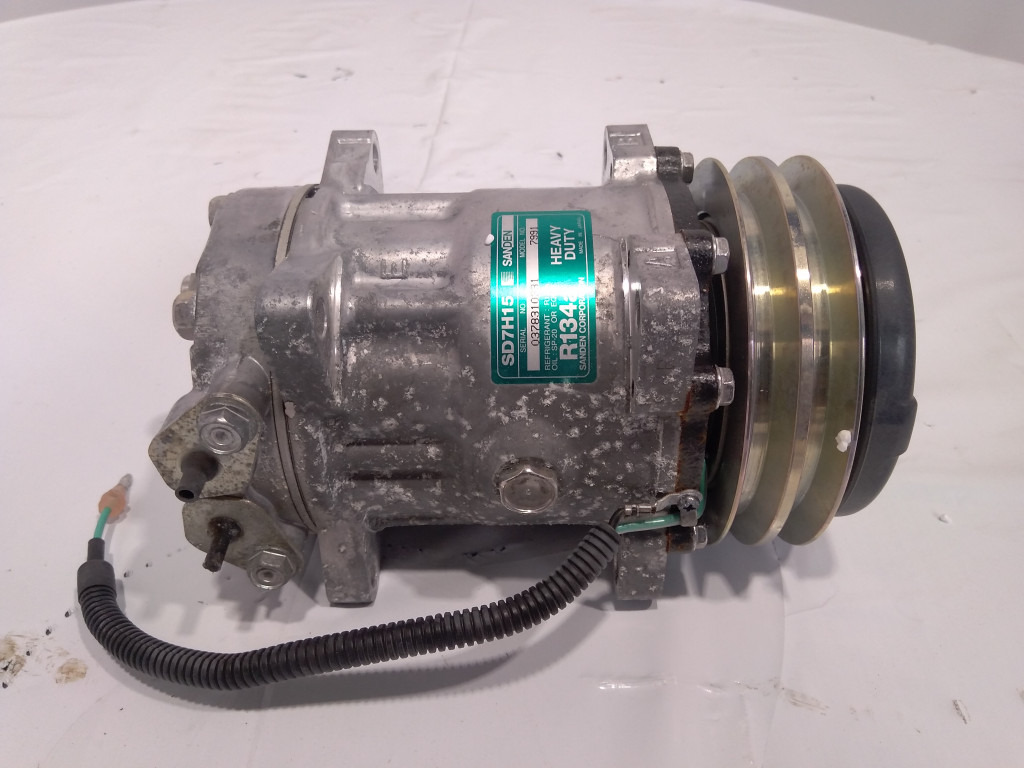 Hitachi 4388086 - A/C compressor for Construction machinery: picture 3 Hitachi 4388086 - A/C compressor for Construction machinery: picture 3