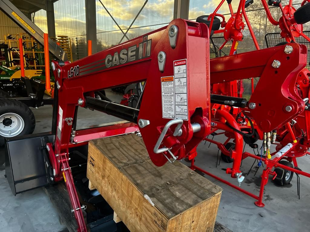 CASE L610 - Front loader for tractor: picture 3 CASE L610 - Front loader for tractor: picture 3