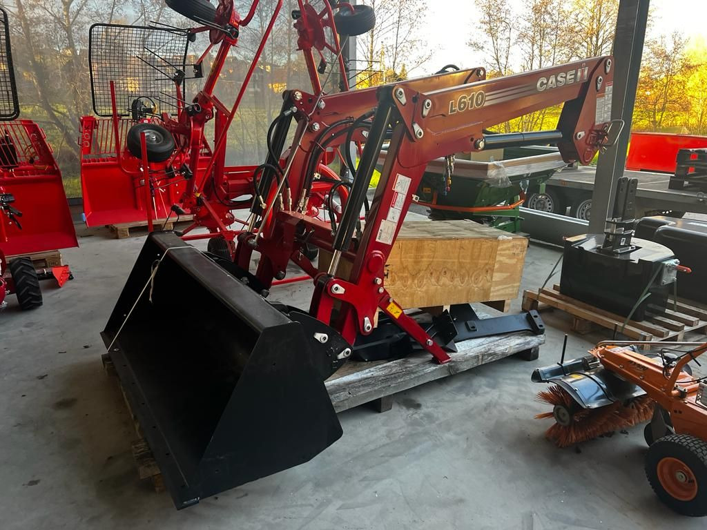 CASE L610 - Front loader for tractor: picture 1 CASE L610 - Front loader for tractor: picture 1