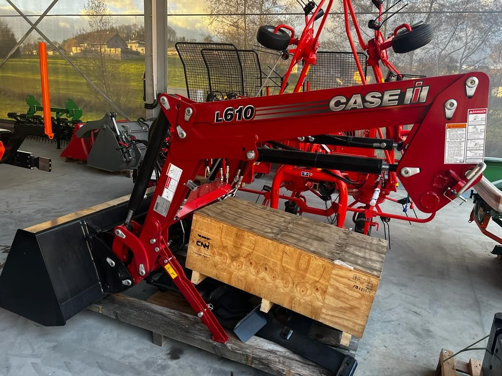 CASE L610 - Front loader for tractor: picture 2 CASE L610 - Front loader for tractor: picture 2