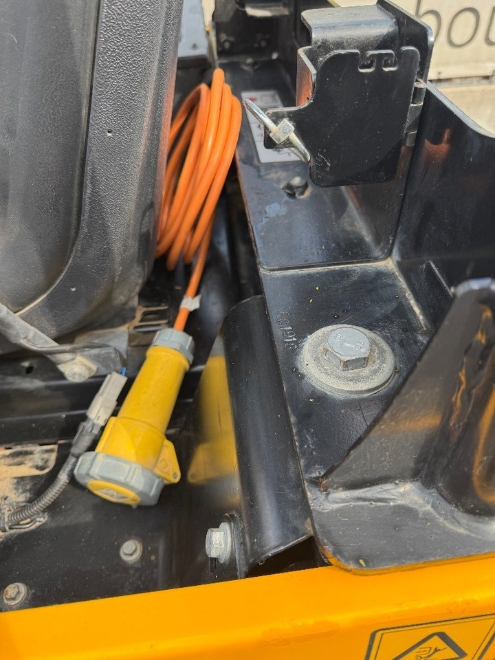 Mini excavator JCB 19 C-1E: picture 10