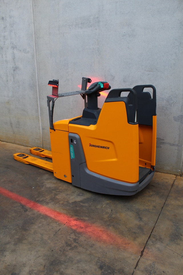 Pallet truck Jungheinrich ERE 225: picture 1