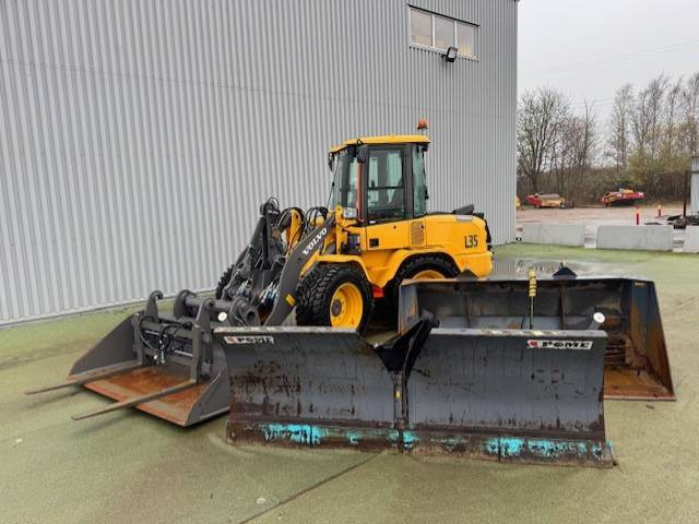Volvo L35HT +Vikplog + Sandspridarskopa + skopa + Hydr G - Skid steer loader: picture 1 Volvo L35HT +Vikplog + Sandspridarskopa + skopa + Hydr G - Skid steer loader: picture 1