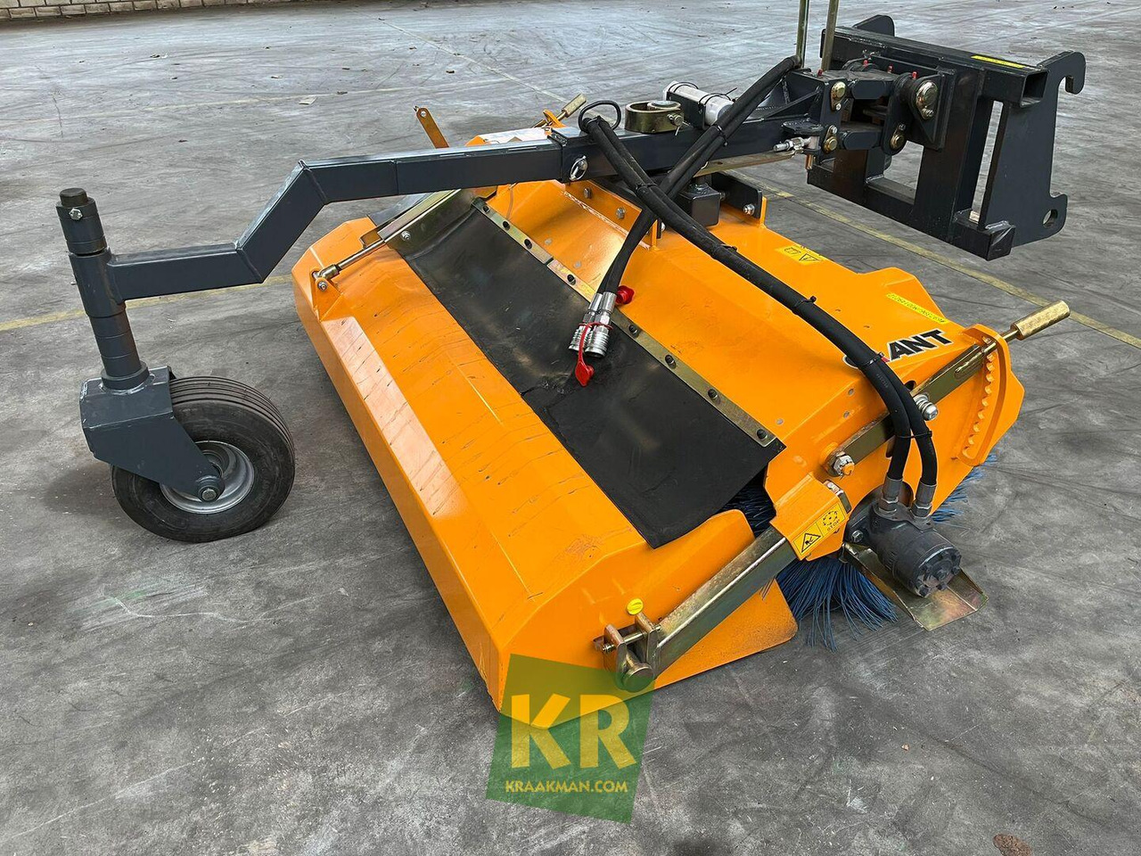 Giant Veegmachine - Broom: picture 1 Giant Veegmachine - Broom: picture 1